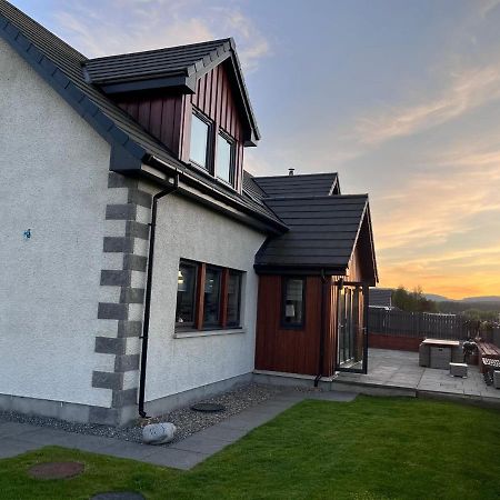 Alcantara- Modern Home With Hot Tub- Sleeps 10 Cromdale Buitenkant foto