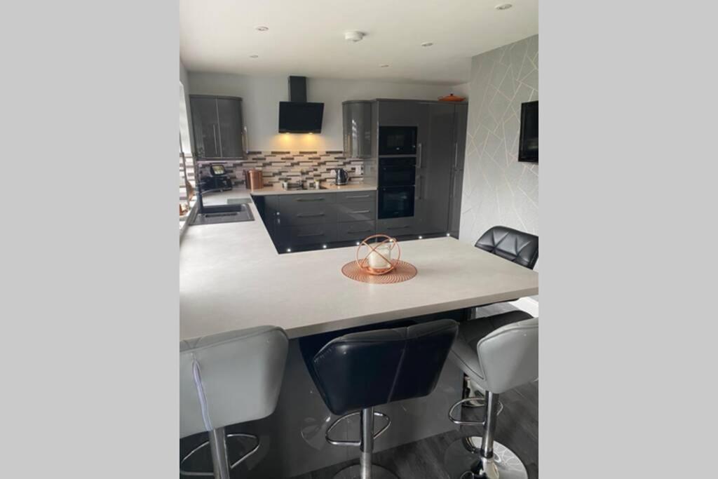 Alcantara- Modern Home With Hot Tub- Sleeps 10 Cromdale Buitenkant foto