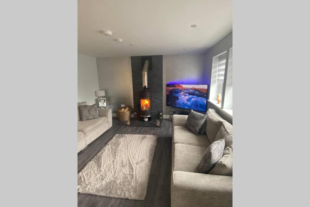 Alcantara- Modern Home With Hot Tub- Sleeps 10 Cromdale Buitenkant foto