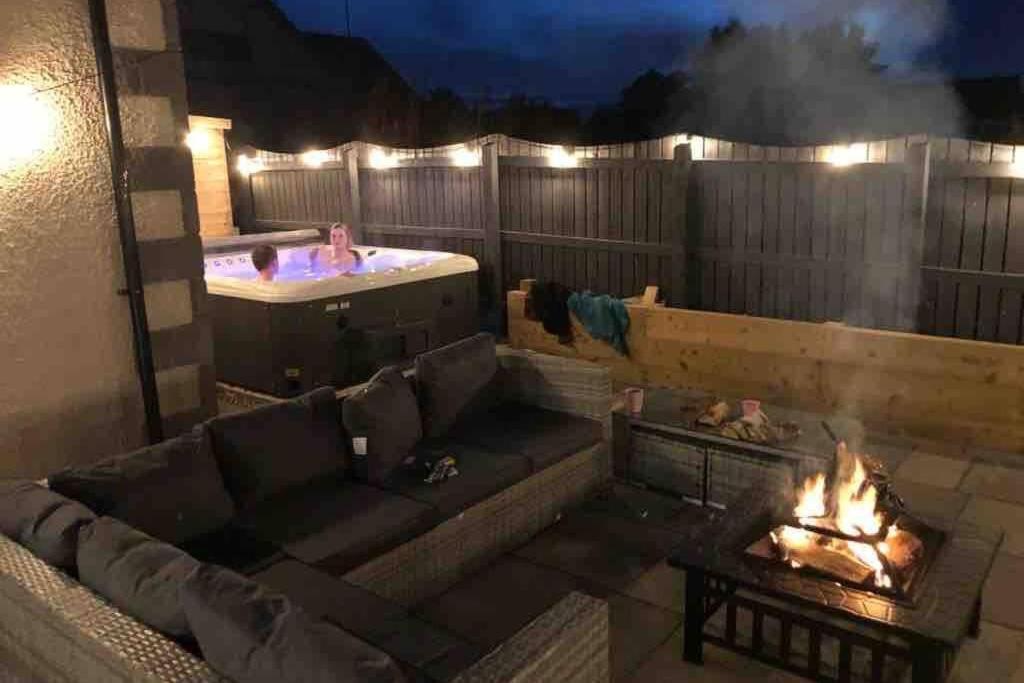 Alcantara- Modern Home With Hot Tub- Sleeps 10 Cromdale Buitenkant foto