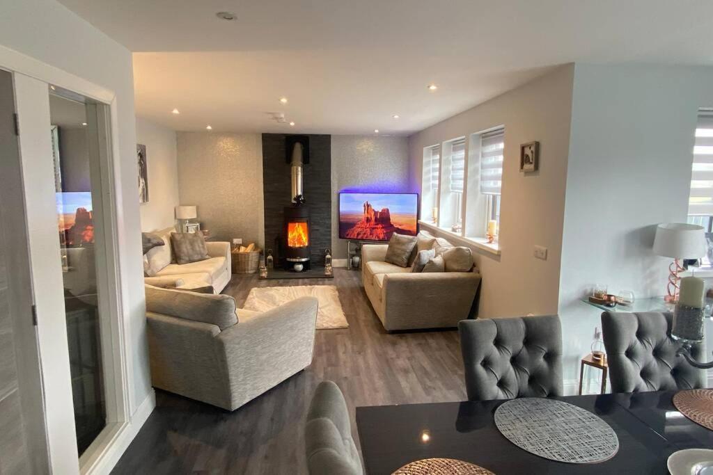 Alcantara- Modern Home With Hot Tub- Sleeps 10 Cromdale Buitenkant foto