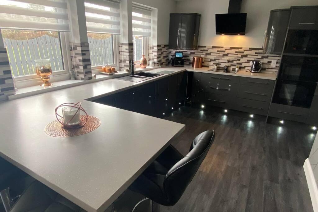 Alcantara- Modern Home With Hot Tub- Sleeps 10 Cromdale Buitenkant foto