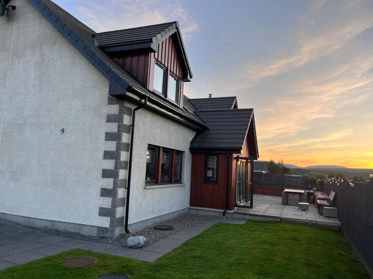 Alcantara- Modern Home With Hot Tub- Sleeps 10 Cromdale Buitenkant foto